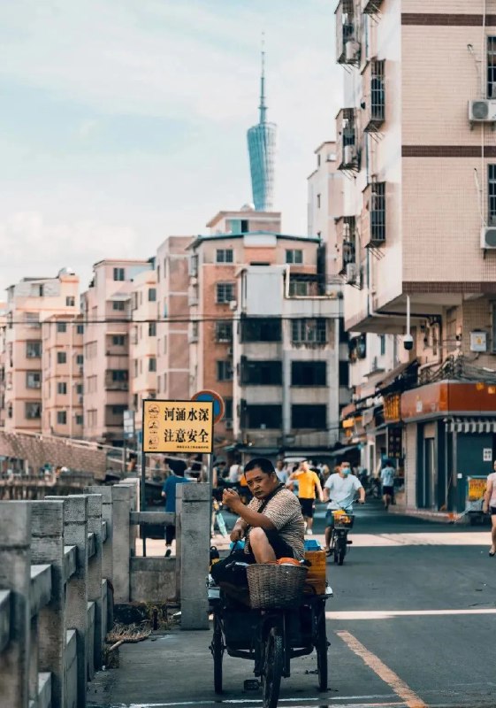 » 7. “一线城市”首例：广州确定推“房票”了10月24日，《广州市城市更新专项规划（2021-2035年）》《广州市城中村改造专项规划（2021-2035年）》经第四届广州市规划委员会地区规划专业委员会第十四次会议审议通过