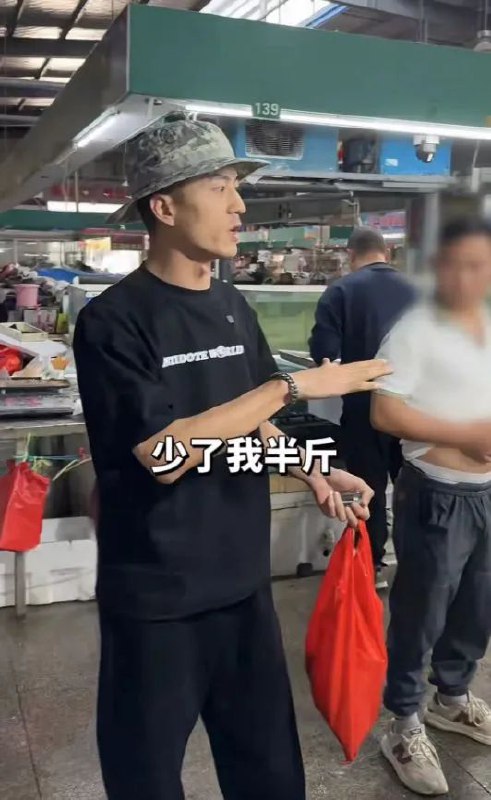 » 3. 连云港承认本地市场管理人员暴力阻止游客发视频据“今日海州”官微消息，针对5月16日网民在相关平台发布的“海州区某市场购物时发现一商户短斤少两，并被市场主办方工作人员抢夺手机”的视频，经调查核实，现将有关处理情况通报如下：区市场监管部门对涉事商户和市场主办方的违法行为已经调查终结，予以行政处罚告知