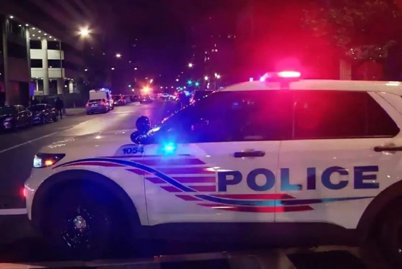 » 8、以色列两名外交官在华盛顿被枪杀  枪手亲巴勒斯坦据新华社报道，美国国土安全部部长克丽丝蒂·诺姆21日说，以色列驻美使馆两名工作人员当晚在首都华盛顿一家博物馆附近中枪身亡