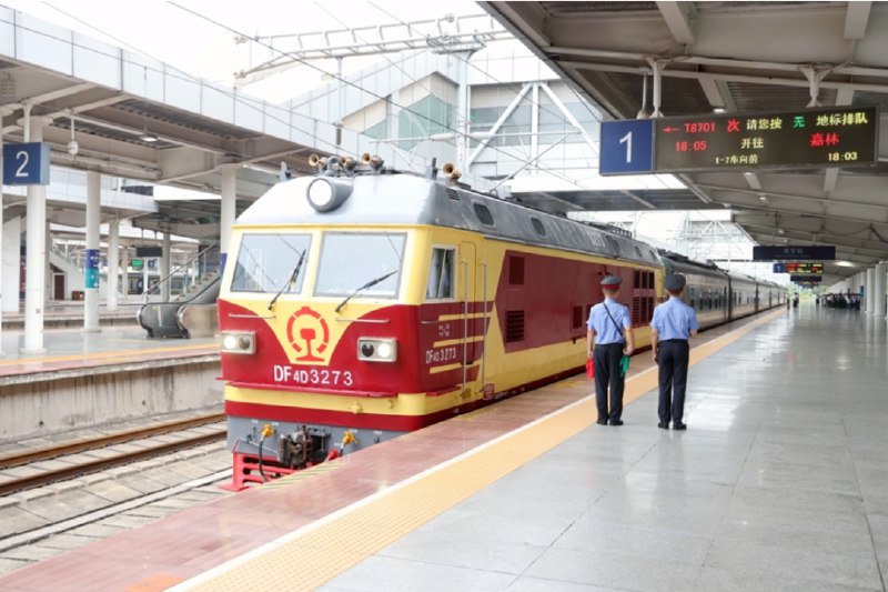 » 3、时隔五年 南宁河内国际联运旅客列车恢复开行人民网南宁5月26日电 （记者王勇）5月25日18时05分，随着一声汽笛长鸣，T8701次列车从中国南宁站始发，驶向越南河内（嘉林）站，这标志着时隔五年，中越国际联运旅客列车恢复开行