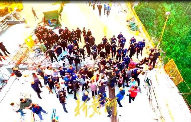 » 6. 广西上百米高在建桥上爆发讨薪冲突  6名工人被拘新黄河记者采访中了解到，该视频事发去年10月，地点为当时在建的龙被底大桥，由中国一冶广西分公司(以下简称“中国一冶”)承建，冲突一方为大桥施工工人，另一方为中国一冶公司保安，该冲突导致双方多人受伤