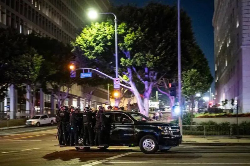 » 9、洛杉矶解除市中心宵禁当地时间6月17日，美国洛杉矶市长解除了上周在抗议移民突袭期间实施的市中心宵禁