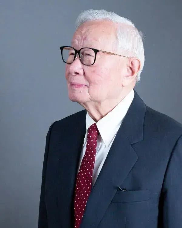 » 1. 92岁张忠谋最新受访：如果我们想扼杀的话，中国真的无能为力最近，纽约时报在办公室对张忠谋进行了三个小时的讨论，张先生明确表示自己是美国人——他于1962 年获得了美国公民身份——当时他创立的公司正处于美国与中国技术冷战的中心