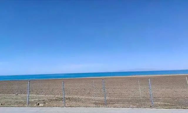 » 2. 围墙挡景，“严禁偷窥祖国大好河山”？近日，一则关于云南省迪庆州德钦县梅里雪山国家公园附近214国道旁修建围墙的新闻引起了争议