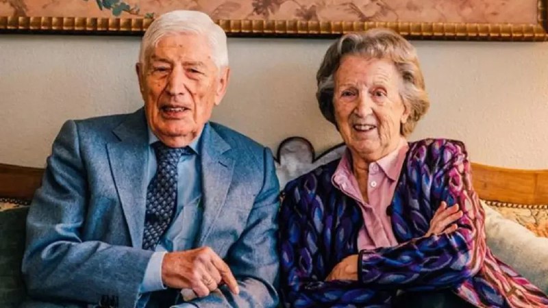 » 10. 荷兰前首相夫妇安乐死  93岁结婚70年2019年范阿赫特脑出血，后一直没有康复，他的妻子身体状况也一直不佳，并在今年年初恶化