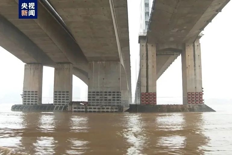 » 4. 海船撞广东佛山大桥防撞墩后沉没，4人失踪4月22日晚，一艘海船擦碰G240国道九江大桥防撞墩，在担杆洲尾水域抢滩不成功沉没，船上共有11名船员，其中7人获救，4人失联正在搜救，事故原因正在调查中