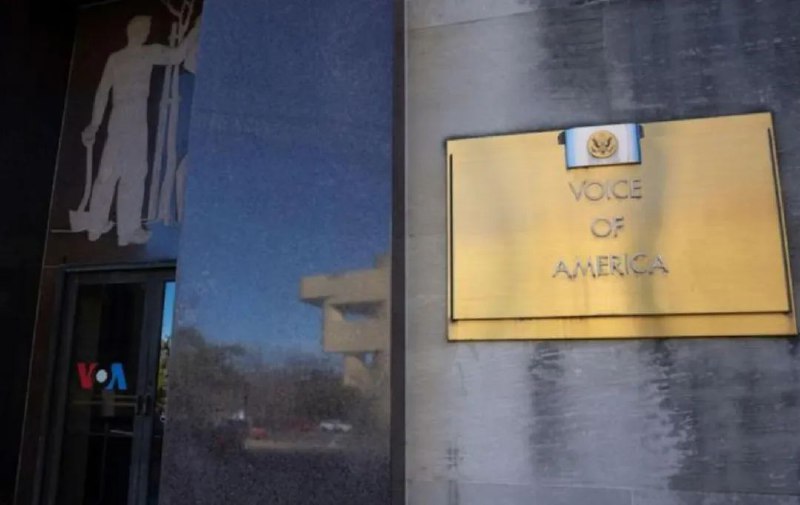 » 2、 “美国之音”1300多名全职员工被停职据多家媒体报道，美国总统特朗普3月14日签署了一项行政命令，要求削弱美国政府资助的媒体机构“美国之音”的母机构及其他六个联邦机构，作为政府缩减官僚机构的最新举措