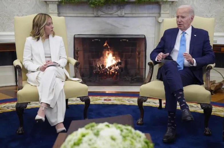 » 1、拜登宣布美军将向加沙空投救援物资 要求以色列一方停火美国总统拜登当地时间周五宣布美军计划向加沙地带空投首批食品和人道主义救援物资，并呼吁以色列和哈马斯在加沙“立即临时停火”