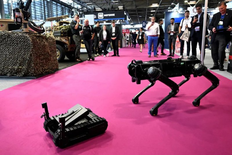 » 3、法国禁止以色列企业参加欧洲国际防务展据法新社5月31日报道，在以色列军队对拉法一难民营进行血腥轰炸引发国际愤怒和激起法国当地示威抗议后，法国31日取消了以色列企业参加欧洲国际防务展