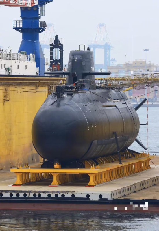 » 21. 台军自造潜艇出厂据台湾联合新闻网2月27日报道，下水5个月以后，台湾首艘自造柴电潜艇“海鲲”号26日下午出厂，从台船海昌厂内用多轮板车移置到中信8号浮动船坞