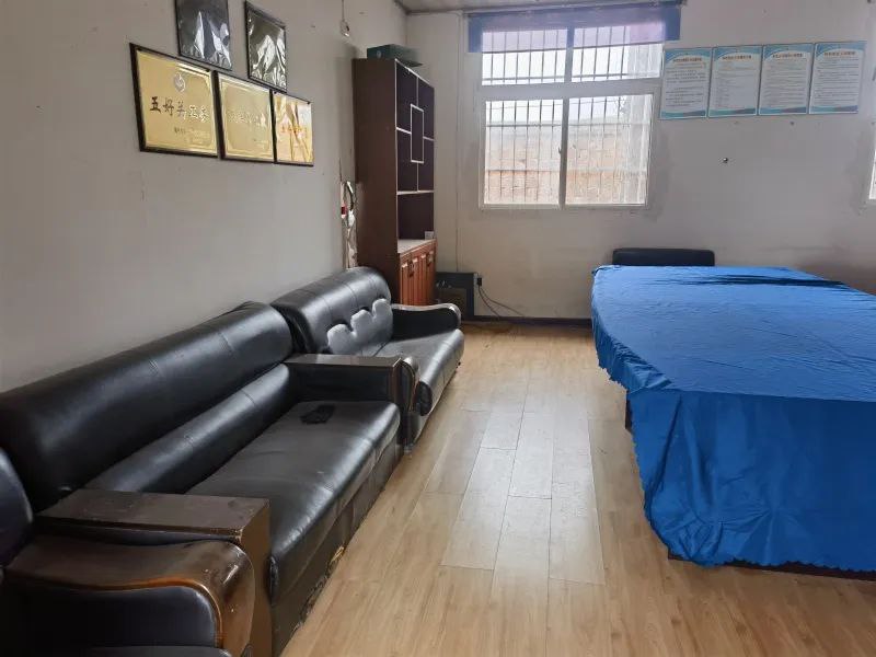 » 6. 湖北随县博爱特校性侵案调查：校长性侵多名残障学生墙的左边，是一间上百平方米的音乐教室，湖北省随县博爱特校的残障学生们曾在这里唱歌；墙的右边，是这所学校校长刘爱业的办公室