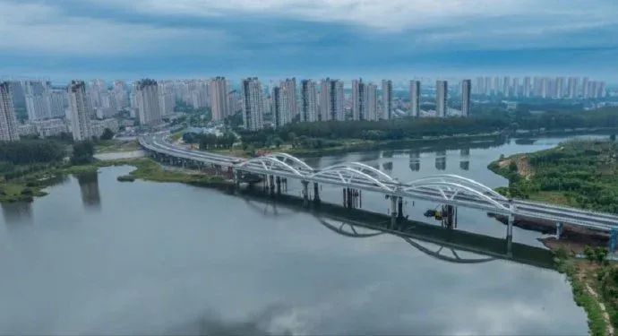 » 1. 胡锡进消失数月后重新发微博：很高兴“厂通桥”居然通车了老胡今天去河北大厂办事，大厂县与北京通州隔潮白河相望，我惊喜地发现，潮白河上盼了许久的大桥“厂通桥”居然通车了！我很高兴，想张开双臂搂搂它