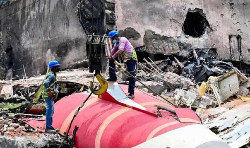 » 3、印度787空难初步调查报告：两台发动机供油被切断  可能为飞行员操作报告显示，飞机起飞后数秒内，两台发动机的燃油开关几乎同步从“运行”位切换至“切断”位，导致发动机燃料供应中断而空中熄火