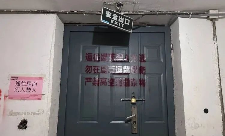 » 6. 长春高空抛物致人死亡案被告人一审死刑 因不能自食其力产生厌世、仇视社会情绪今年6月，28岁女子小娄在吉林省长春市一夜市小吃街被周某从高空抛下的砖头砸中，不幸离世，抛砖男子此前还曾在高楼向外投掷两桶5升桶装水、三罐未开封可乐，砸到另外二人