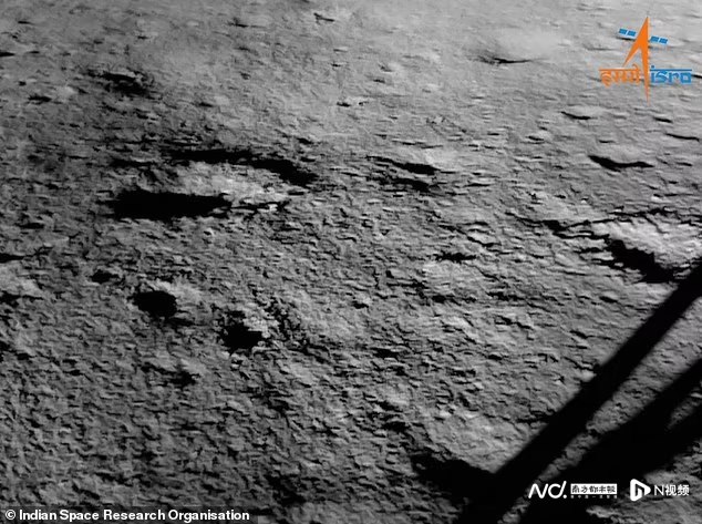» 14. 印度发布月球车驶离着陆器影像和月球南极照片8月23日，印度空间研究组织（ISRO）发布了史上首张月球南极照片，由刚刚在此登陆的“月球车-3号”拍摄
