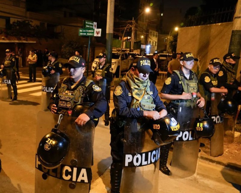 » 7、警察砸门突袭抄家 秘鲁总统带劳力士手表引发政治动荡当地时间3月30日，秘鲁有关部门突击搜查了博卢阿特的住所