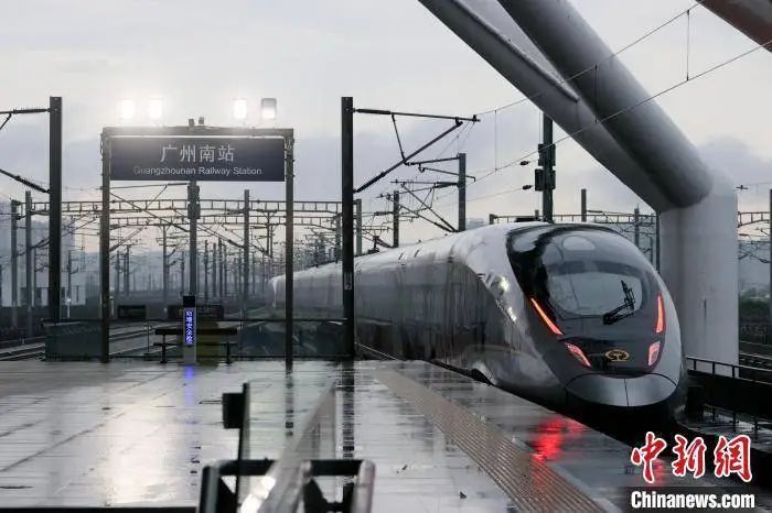 » 3. 京广高铁全线350公里时速运营6月15日零时起，中国铁路实行新的列车运行图