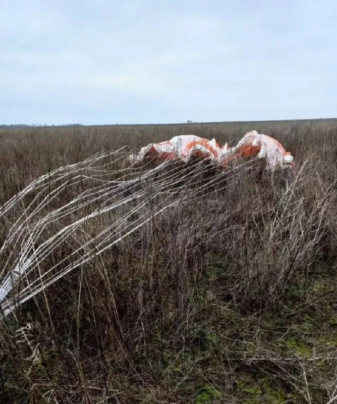 » 13、乌克兰公布降落伞照片 宣称在赫尔松一次性击落三架苏34 more…乌克兰独立新闻社12月22日报道，乌军击落了3架苏-34战机，此次行动是精心策划的