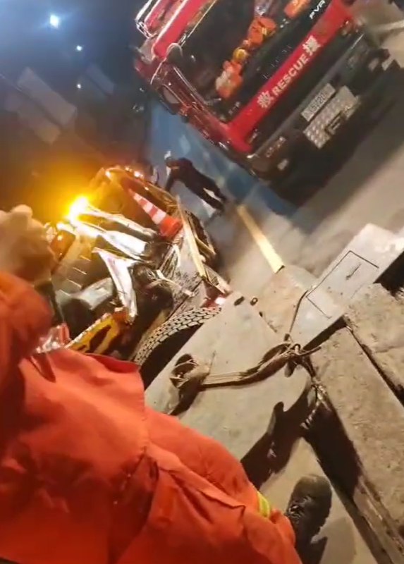 » 16. 重庆一车辆坠江，街道办确认4人已遇难，交警：单方交通事故17日，有网友发视频称，在10月16日，一车辆坠入重庆南川区境内的一条江中，救援车辆正在搜救