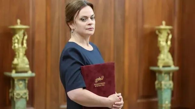 » 3. 普京一次撤掉4名国防部副部长6月17日，俄罗斯总统普京签署命令，解除潘科夫、察里科夫、舍夫佐娃和波波夫四人的国防部副部长职务，同时将波波夫退出现役