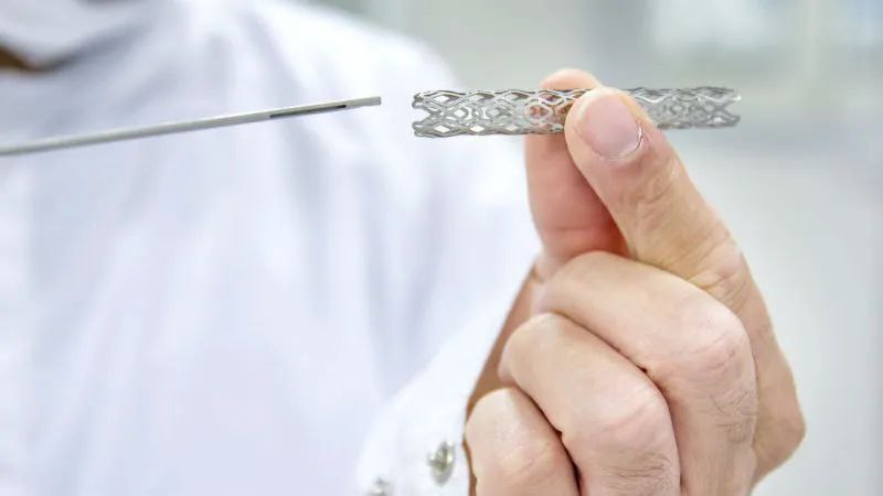 » 5、被国家医保局公开问询后 心脉医疗动脉支架降价40%8月23日，心脉医疗再次就此前国家医保局下发的问询函进行公开澄清：决定在基本不影响出厂价格和利润的情况下，大幅压缩流通环节过高加价，将胸主动脉支架Castor的终端价格从12万元调整为7万元左右或以下，降价幅度为40%左右或以上