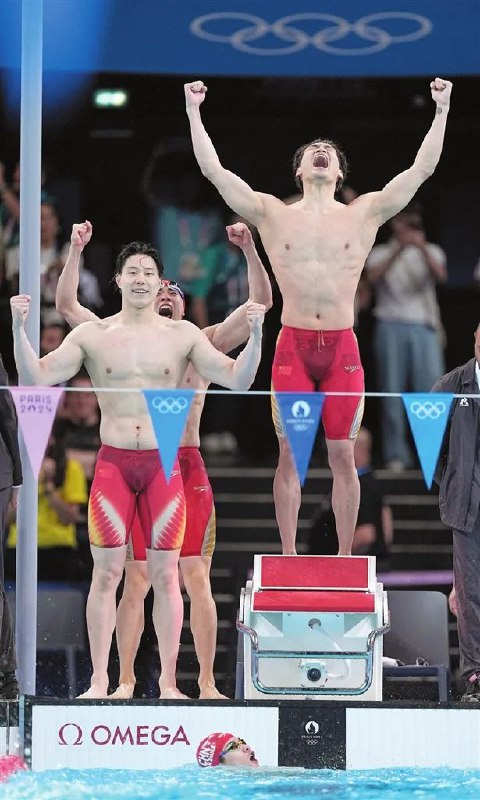 » 10. 历史性突破 中国队拿到男子4×100混接金牌8月4日，在巴黎奥运会游泳项目男子4x100米混合泳接力决赛中，中国队以3分27秒46的成绩夺得金牌