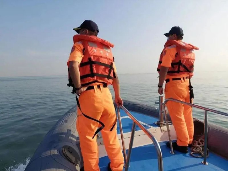 » 5、又有大陆渔船金门外海翻覆 两岸共同搜救据台湾《联合报》3月14日报道，今天（14日）一早6点多，大陆渔船“闽龙渔61222”在金门东碇岛西南1.1海里（距离翟山西南15海里）翻覆，船上5名大陆船员落海，目前大陆方面已救起1人，仍有4人待救