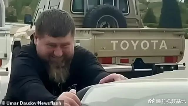 » 7. 车臣领导人卡德罗夫徒手推车自证健康  最近有关俄罗斯车臣地区领导人拉姆赞·卡德罗夫健康状况不佳的传闻此起彼伏，此前他在参加俄罗斯总统弗拉基米尔·普京的就职典礼时就因让助手帮忙脱外套，而被西方媒体解读为“健康状况堪忧，连脱件外套都需要两个人帮忙”