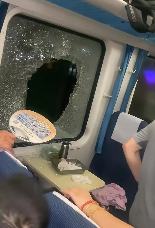 » 2、K1373次列车在浙江金华被货车撞击脱线 旅客砸窗透气7月2日22时许，上铁金华车务段官方微博发布消息：2日20时28分许，金温地方铁路公司一列货物列车在金华市东孝乡境内沪昆线东孝站停车不及，侵入下行正线，与正在通过的K1373次旅客列车机车发生侧面冲突，致客车机车前台车脱线