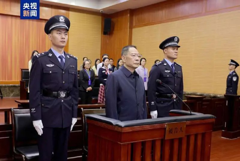 » 5、江西省副省长殷美根受贿2亿死缓据央视新闻消息，2025年4月15日，福建省三明市中级人民法院一审公开宣判江西省人大常委会原党组副书记、副主任殷美根受贿一案，对被告人殷美根以受贿罪判处死刑，缓期二年执行，剥夺政治权利终身，并处没收个人全部财产；对追缴在案的殷美根犯罪所得及孳息依法上缴国库，不足部分继续追缴