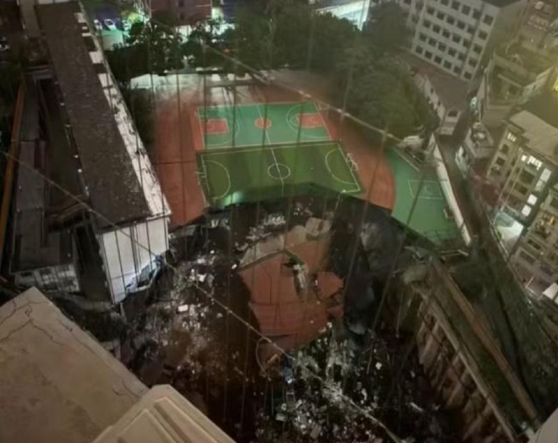 » 2、 湖南邵阳一市区学校操场整体塌陷成深坑10月17日深夜，湖南邵阳市资江学校操场发生大面积坍塌，幸未造成人员伤亡