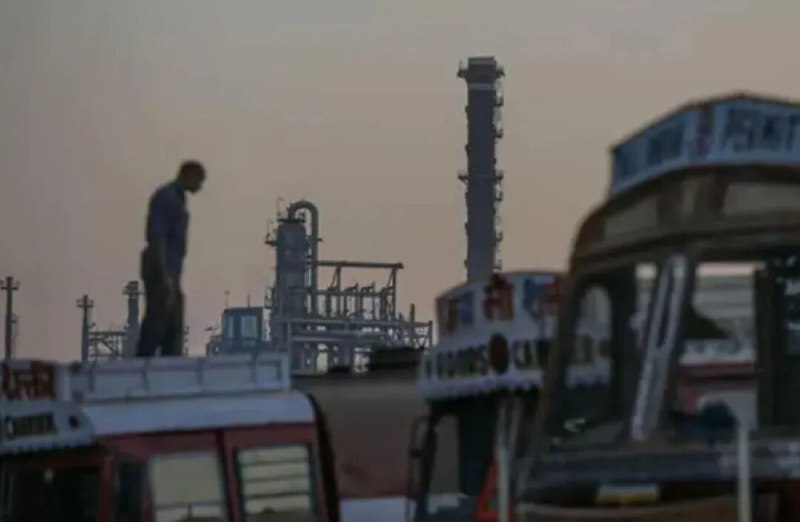 » 5、路透社：俄国要求印度为原油付人民币据路透社10月7日独家消息，近期，俄罗斯石油贸易商已经开始要求印度国有炼油厂用人民币支付