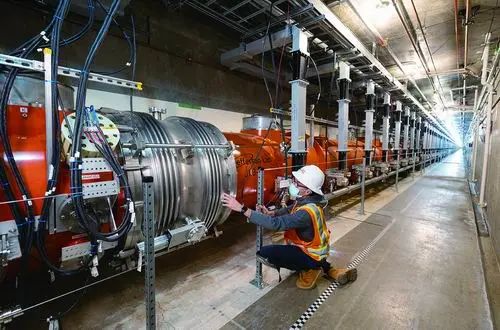 » 18. 世界最亮X射线激光器发出第一束光据英国《新科学家》网站18日报道，美国斯坦福SLAC国家加速器实验室的Linac相干光源Ⅱ（LCLS-Ⅱ）X射线激光器刚刚完成历时十多年的升级，“改头换面”后成为目前世界上最亮的X射线设施，并发出了第一束亮度破纪录的X射线，使研究人员能以无与伦比的细节记录光合作用等生物化学反应中原子和分子的行为