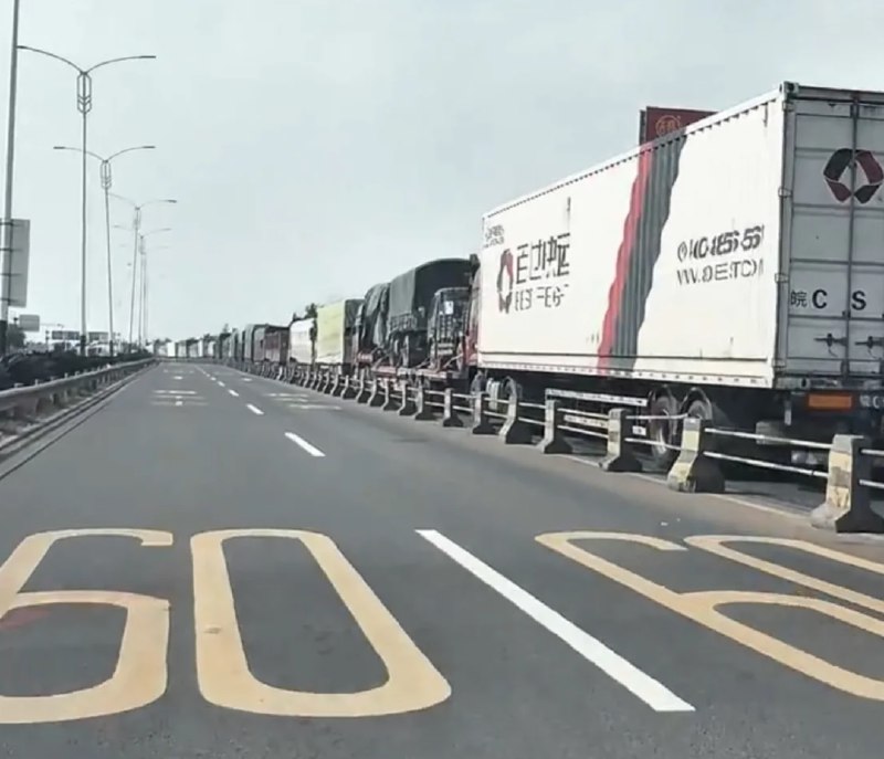 » 14、琼州海峡轮渡能力达到极限 顺丰不再收寄往海南快件近日，有多名网友反映其寄往海南的快递受阻，有人收到了商家提示，要求其退货，有人的快递显示仍滞留在徐闻港口