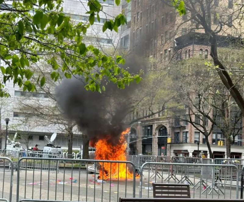 » 6、特朗普受审法院外，反特朗普抗议者一人自焚据《纽约邮报》报道，纽约曼哈顿法院当地时间19日审理美国前总统特朗普“封口费”一案，一男子在法院外公园自焚