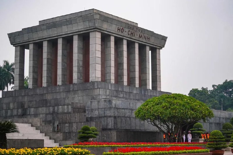 » 1. 中越两党两国关系新定位12月12日下午，国家主席在越共中央驻地同越共中央总书记阮富仲举行会谈