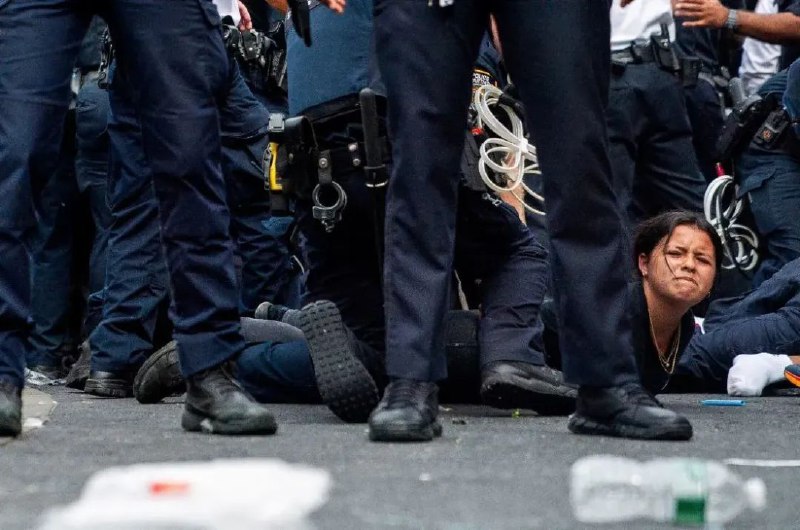 » 13. 美国网红“免费发游戏机”引发纽约大骚乱，被警方指控据法新社纽约8月6日报道，纽约警方说，一名美国网红5日被控煽动骚乱