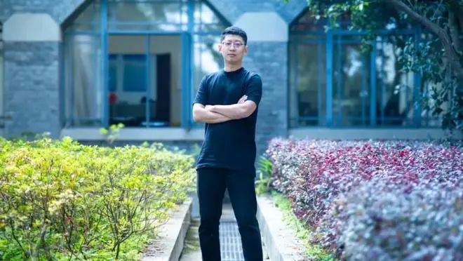 » 5. 武汉大学招聘29岁计算机教授 史上最年轻3月15日，微信公众号“武汉大学”发文宣布，29岁的赵莽海外归国，直聘武汉大学正教授，也成为该校最年轻正教授