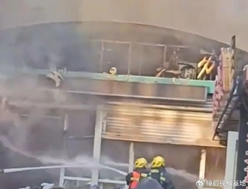 » 2、张家口菜市场大火 8死15伤新华社石家庄1月4日电，记者从河北省张家口市桥西区人民政府了解到，1月4日8时40分左右，河北省张家口市桥西区一菜市场发生火灾，消防、应急、医疗等部门第一时间赶赴现场开展救援