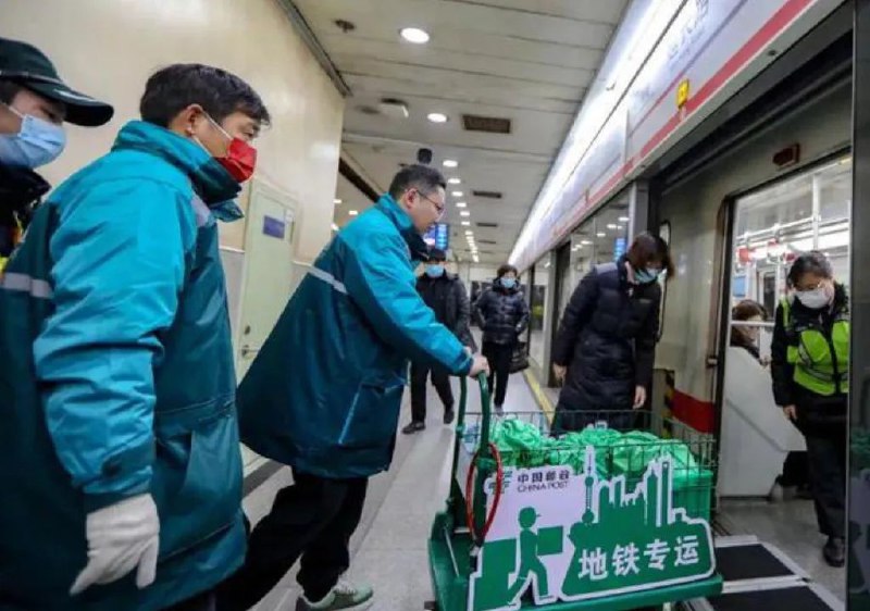 » 9、上海地铁利用平峰时段运快递 北京深圳已尝试从2023年12月29日起，邮政、顺丰等快递企业在上海地铁客流平峰时段试点相关业务，试运营工作将持续3个月