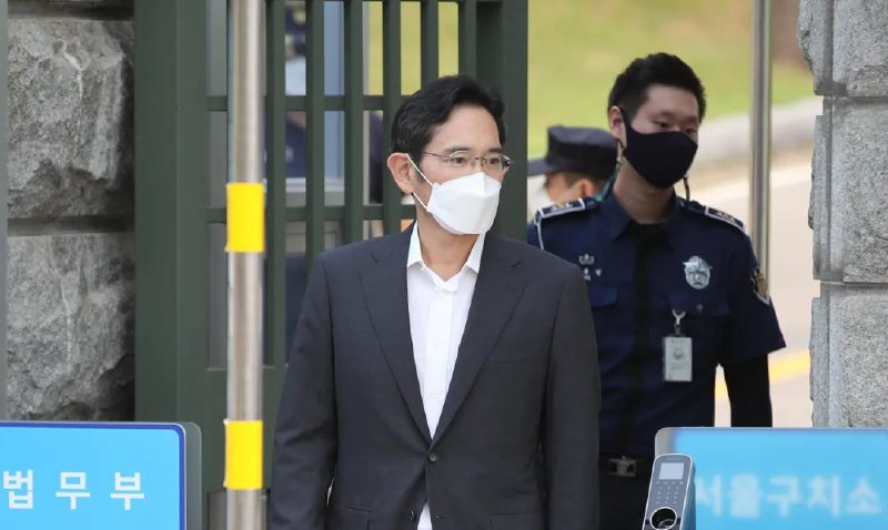 » 9. 三星电子会长李在镕被韩国检方诉请判刑5年、罚款5亿韩元17日，韩国首尔中央地方法院对三星不当合并与会计造假案进行了一审判决前的最后一次庭审，三星电子会长李在镕当天出席了庭审