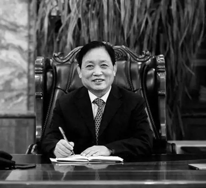 » 4、汾酒集团原董事长李秋喜离世，年仅62岁12月16日0时许，山西省食品工业协会在其官微上公布讣告，山西省十届政协委员，第十二届、十三届全国人大代表，山西杏花村汾酒集团有限责任公司原党委书记、董事长，山西省食品工业协会会长李秋喜，因突发心脏病抢救无效，于2023年12月15日19时10分逝世，享年63岁