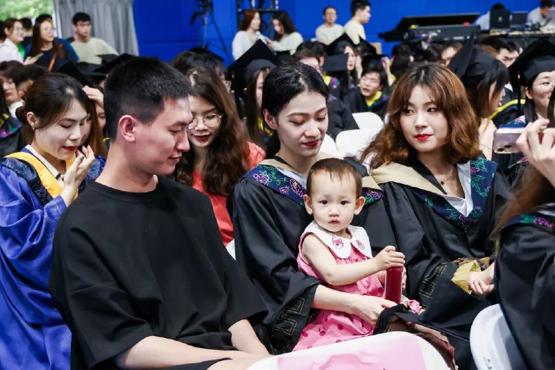 » 9. 上海海洋大学为两届学生补办毕业典礼，有毕业生从国外赶回6月16日9点40分，从伦敦飞往上海的飞机降落在浦东机场