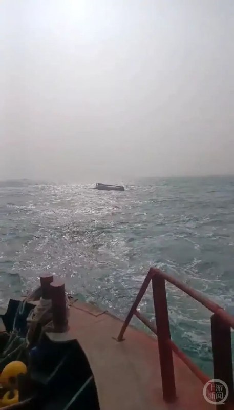 » 3. 辽宁一渔船凌晨被撞翻：9人失联11月5日，有网友发布视频称，11月2日自家亲属跟渔船出海时，渔船被其他船只撞翻，船上9人失联，此事引发关注