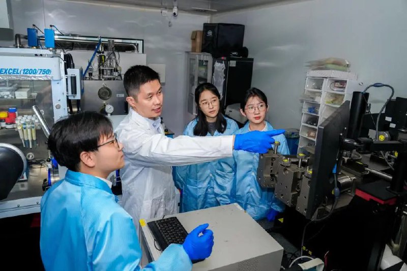 » 1. 中国加拿大联合解决钙钛矿光伏发电稳定性问题针对钙钛矿太阳能电池高温工作条件下运行稳定性差这一领域难题，南开大学化学学院教授袁明鉴与加拿大多伦多大学教授Edward H. Sargent合作展开深入研究，成功制备出兼具高能量转换效率与高运行稳定性的钙钛矿太阳能电池器件，标志新一代光伏技术取得重大突破