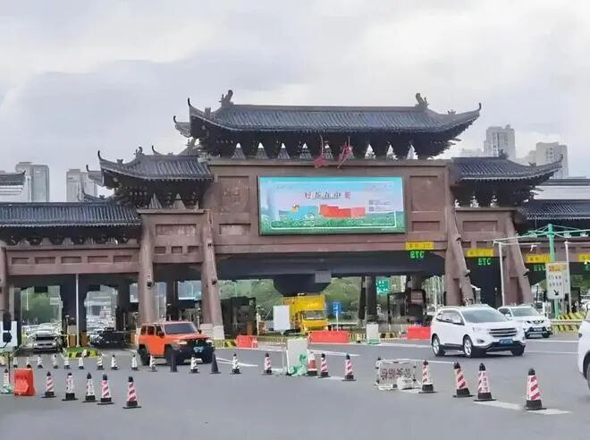 » 2、湖南首条高速公路长永高速收费到期，11月1日起免费湖南省第一条高速公路要免费了？这个消息一经网上传出，引发了不少人关注