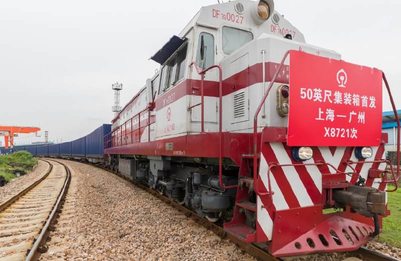 » 8. 国内首创50英尺集装箱投用铁路货运9月20日上午，一趟载有40个50英尺集装箱的多联快车从铁路上海货运中心闵行站缓缓驶出，驶往广东东莞