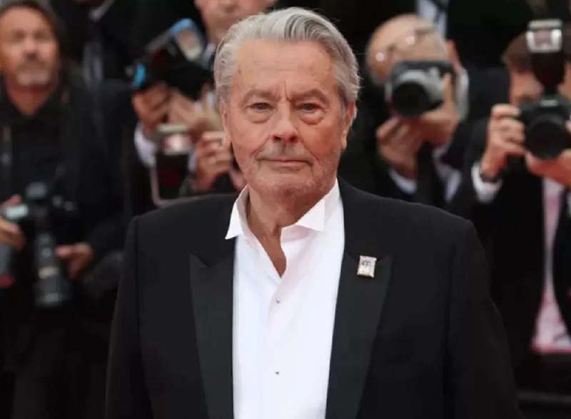 » 7、阿兰·德龙家中搜出72支枪2月28日，据BBC报道，法国警方从阿兰·德龙家中搜出72把枪和超过3000发子弹，此外还发现了一个射击场，而德龙并没有取得任何枪支许可证