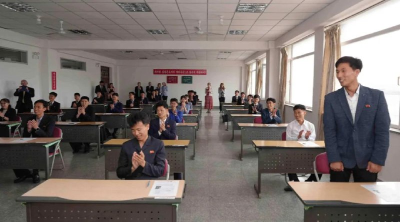 » 8、朝鲜5年来首次中文水平考试据韩联社5月18日报道，5月17日，朝鲜时隔5年重启中文水平考试（简称“HSK”），中国驻朝鲜大使王亚军出席启动仪式