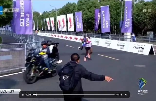 » 7. 杭州马拉松引导失误 第一名跑错方向丢掉冠军赛后有网民在社交平台发布信息称，在2024杭州马拉松赛上出现了戏剧性的一幕，在冲刺阶段，疑似由于工作人员失误，导致原本处在第一位的选手被紧跟在其后面的第二位选手反超，无缘冠军